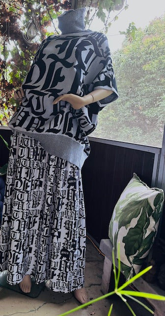 Maxi dress and sleeve less oversize knit